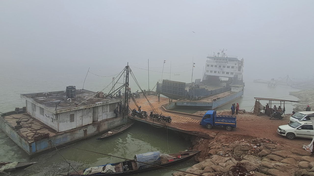 দৌলতদিয়া-পাটুরিয়ায় নৌযান চলাচল বন্ধ