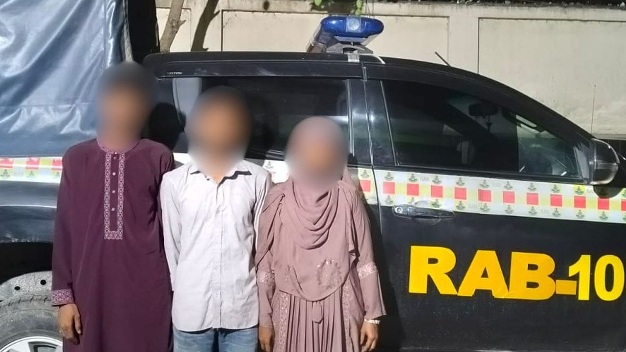 বাসে র‌্যাবের অভিযানে গাঁজাসহ আটক ৩ মাদক কারবারি