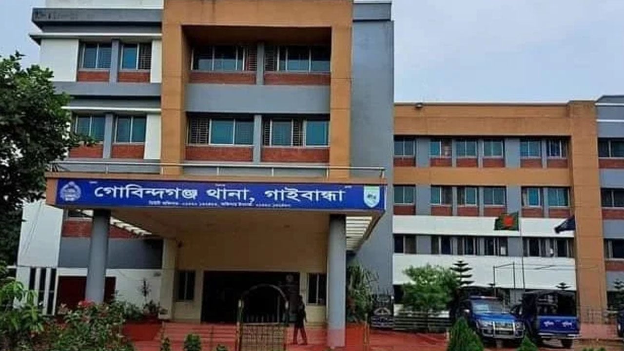 গোবিন্দগঞ্জে পুলিশের পোশাক পড়ে ইজিবাইক ছিনতাই