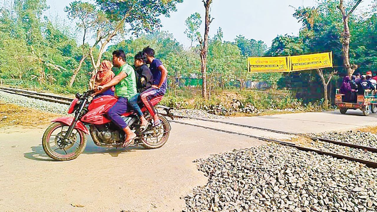 গোবিন্দগঞ্জের ৩৬ লেভেলক্রসিং গেটম্যান না থাকায় মৃত্যুফাঁদ