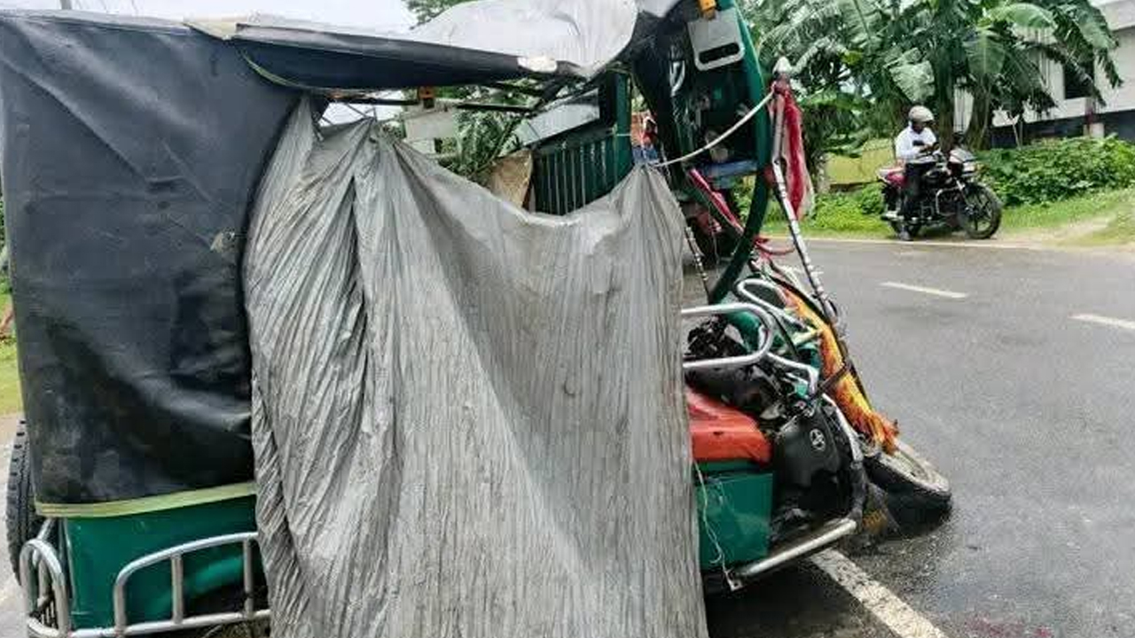 ট্রাকের ধাক্কায় অটোরিকশা চালকসহ তিন যাত্রী নিহত