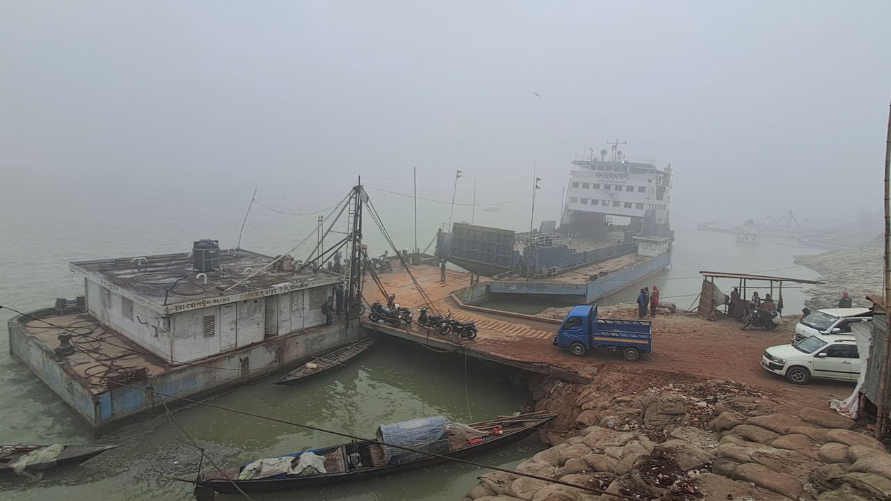 পাটুরিয়া-দৌলতদিয়া নৌরুটে ফেরি চলাচল বন্ধ