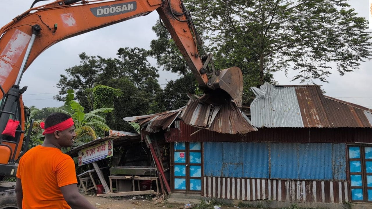 গোমতীর দুই পাড়ে শতাধিক অবৈধ স্থাপনা উচ্ছেদ