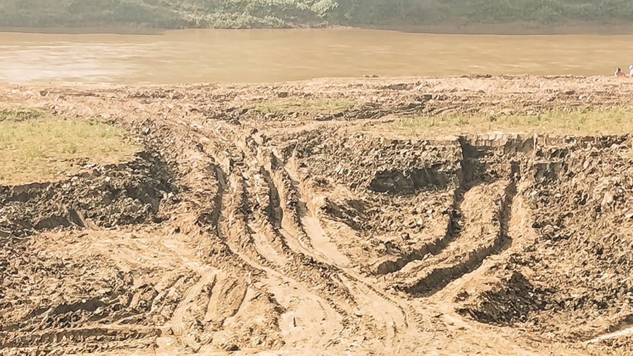 গোমতী নদী তীরের ফসলি জমির মাটি লুটের মহোৎসব