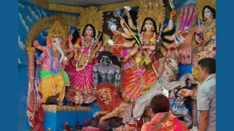 বাকেরগঞ্জে পূজামণ্ডপে ব্যতিক্রমী গণেশ মূর্তি, দর্শনার্থীদের ভিড়