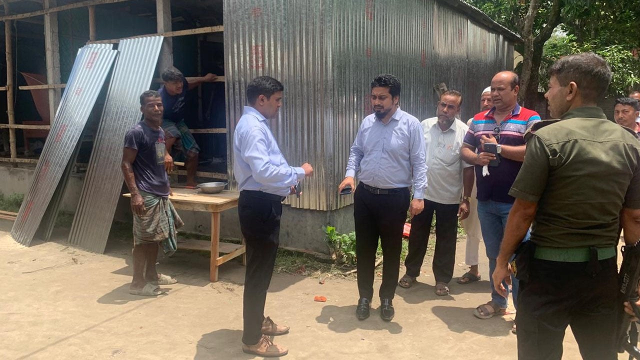 প্রশাসনের উদ্যোগে মেরামত করা হচ্ছে গঙ্গাচড়ায় হিন্দুপল্লীর ঘরবাড়ি