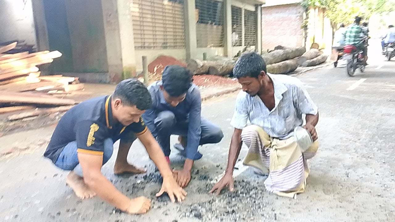 ১৫ দিনেই উঠে গেল ৮৭ লাখ টাকা ব্যয়ে সড়কের কার্পেটিং