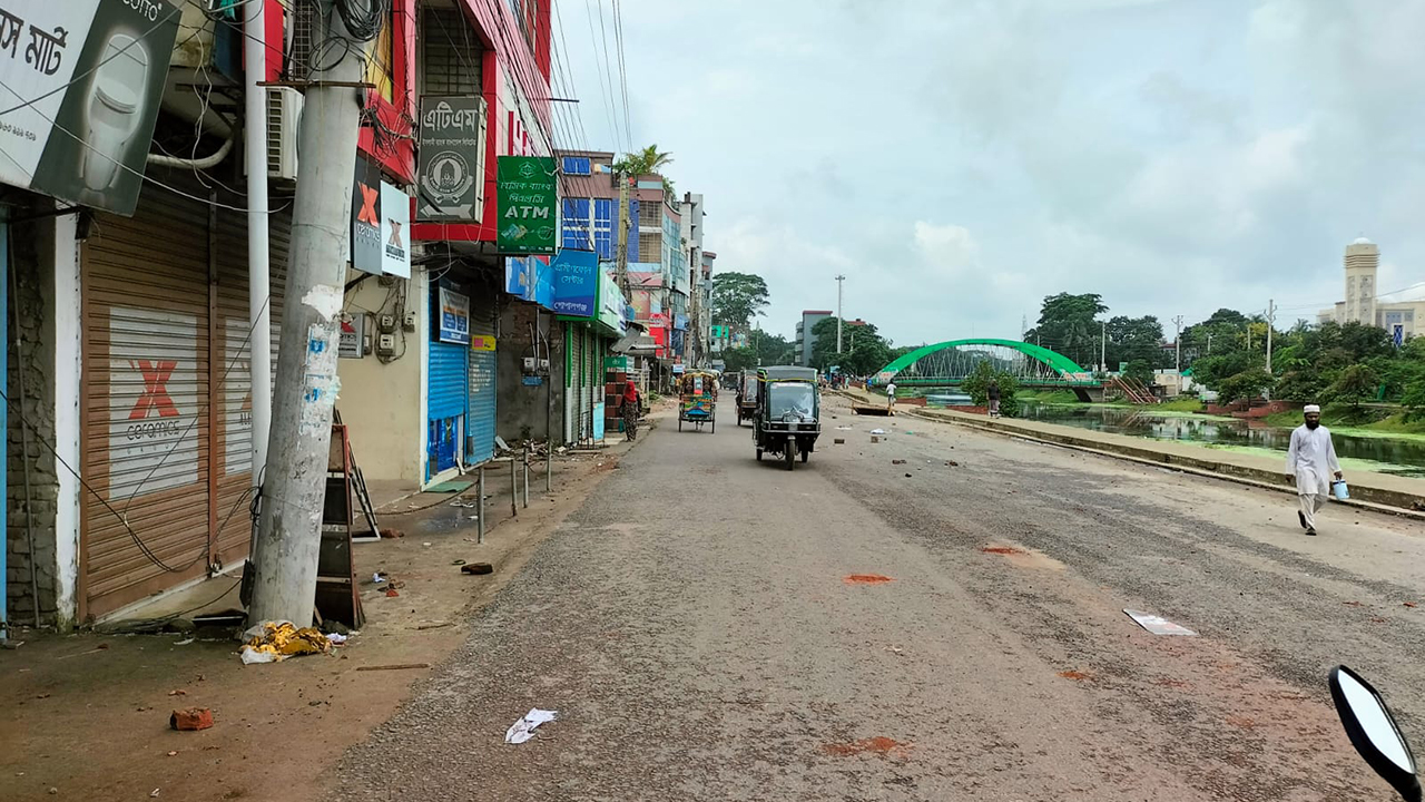 গোপালগঞ্জে কারফিউতেও যানবাহন চলছে, আটক ২০