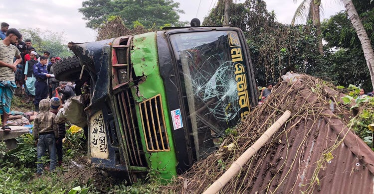 গোপালগঞ্জে দাঁড়িয়ে থাকা বাসে আরেক বাসের ধাক্কা, নিহত ২