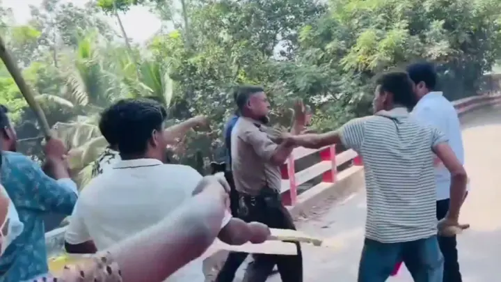 গোপালগঞ্জে পুলিশের গাড়িতে হামলা-ভাঙচুর, ২ পুলিশ সদস্য আহত