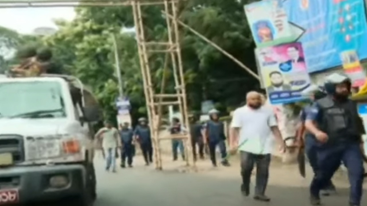 এবার এনসিপির গাড়ি বহরে নিষিদ্ধ ছাত্রলীগের হামলা