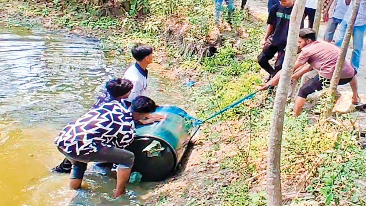 পুকুরের পানিতে মিলল এক ব্যারেল ডিজেল