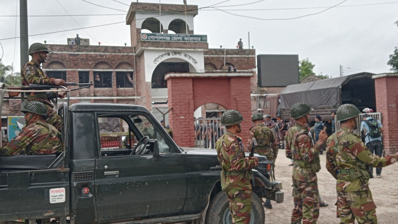গোপালগঞ্জ কারাগার পরিদর্শন করলেন অতিরিক্ত কারা মহাপরিদর্শক