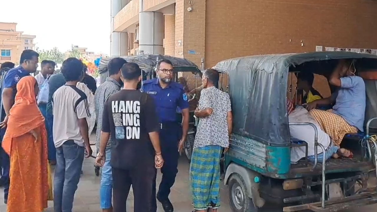 গোপালগঞ্জে বাসচাপায় নিহত ভ্যানচালক, আহত অটোরিকশার ৬ যাত্রী