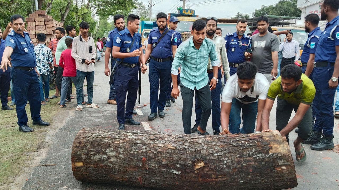 জ্বালানি তেল না পেয়ে ঢাকা-খুলনা মহাসড়ক অবরোধ