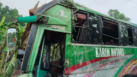 গোপালগঞ্জে যাত্রীবাহী বাস খাদে, নিহত ৩