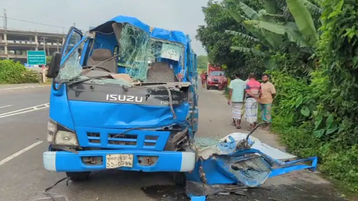 গোপালগঞ্জে দাঁড়িয়ে থাকা ট্রাকে পিকআপের ধাক্কা, হেলপার নিহত