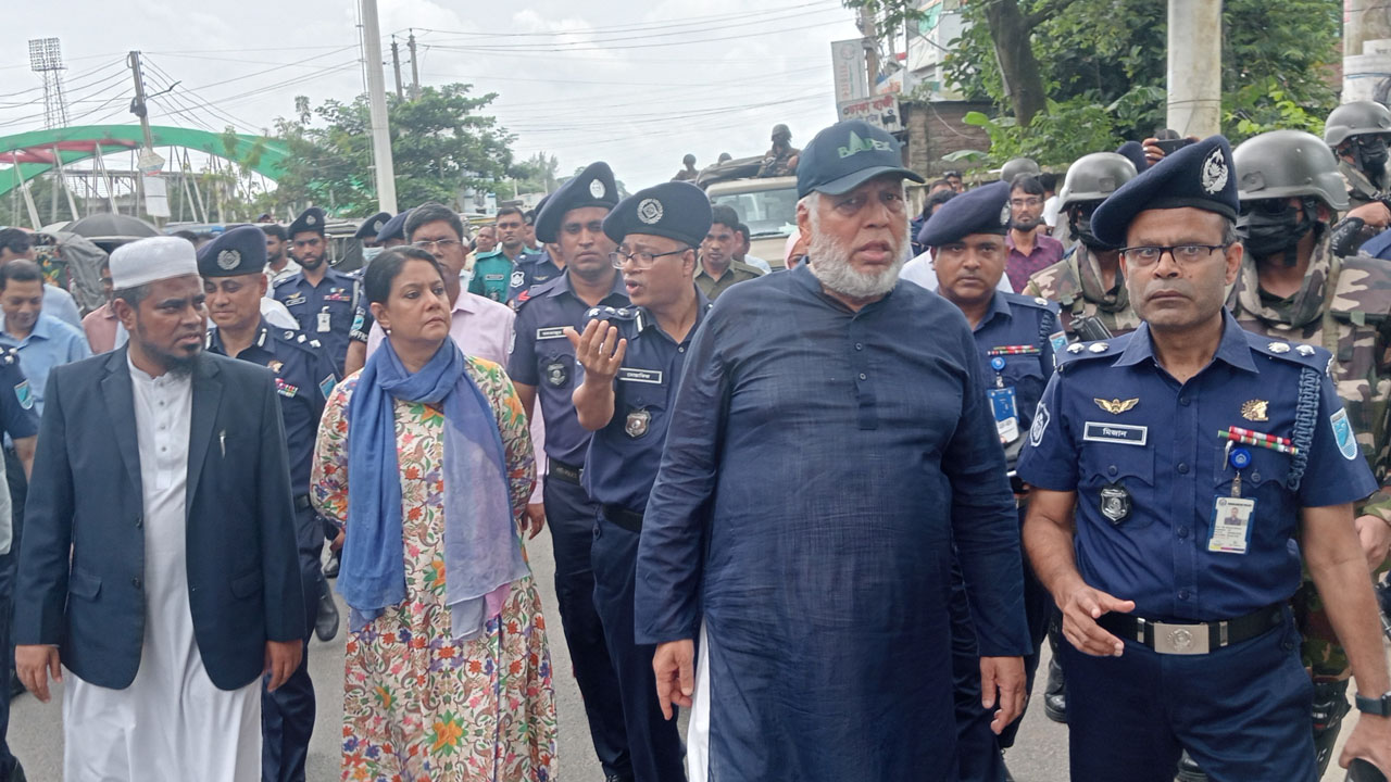গোপালগঞ্জে সংঘর্ষে ক্ষতিগ্রস্ত স্থাপনা পরিদর্শনে দুই উপদেষ্টা