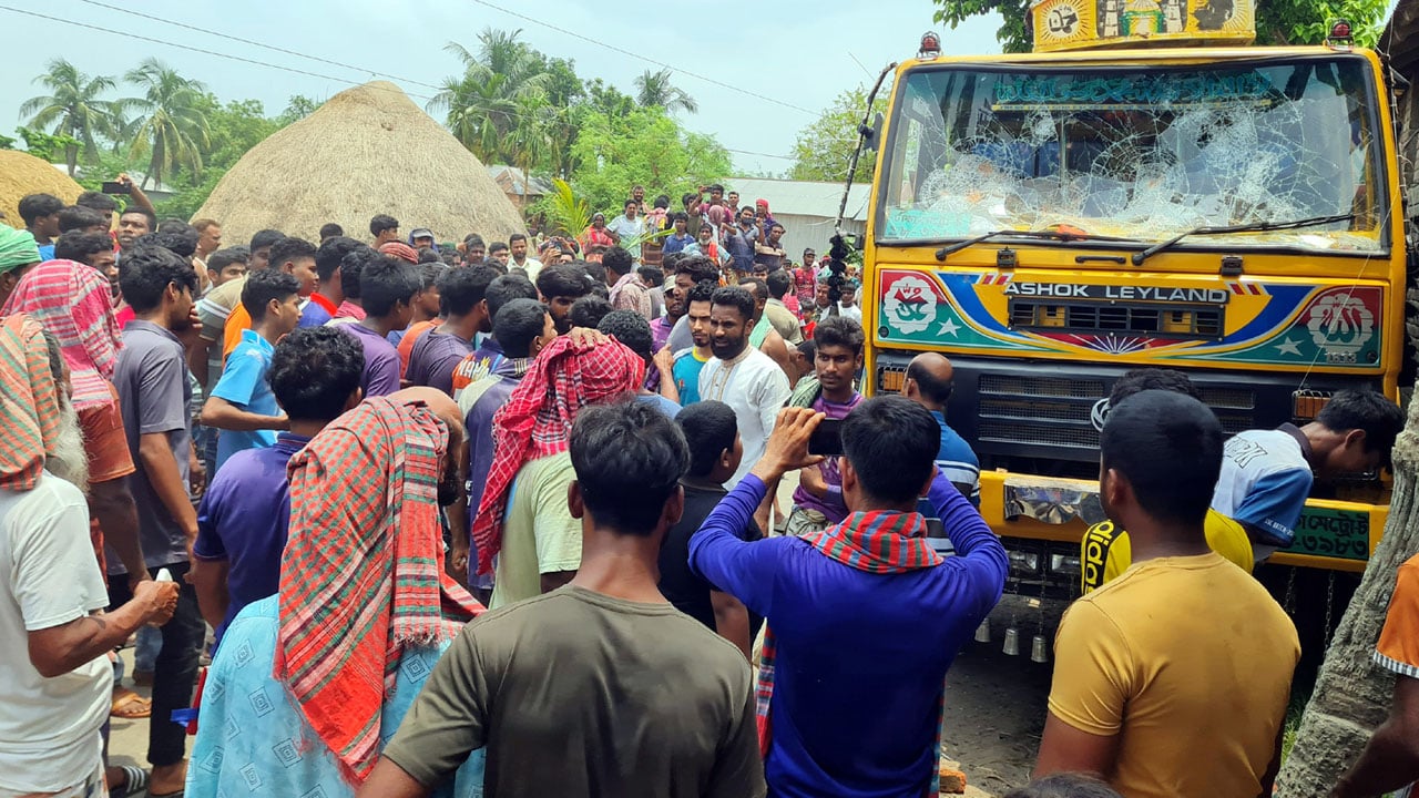 ট্রাকের চাকায় পিষ্ট হয়ে মোটরসাইকেল আরোহী নিহত