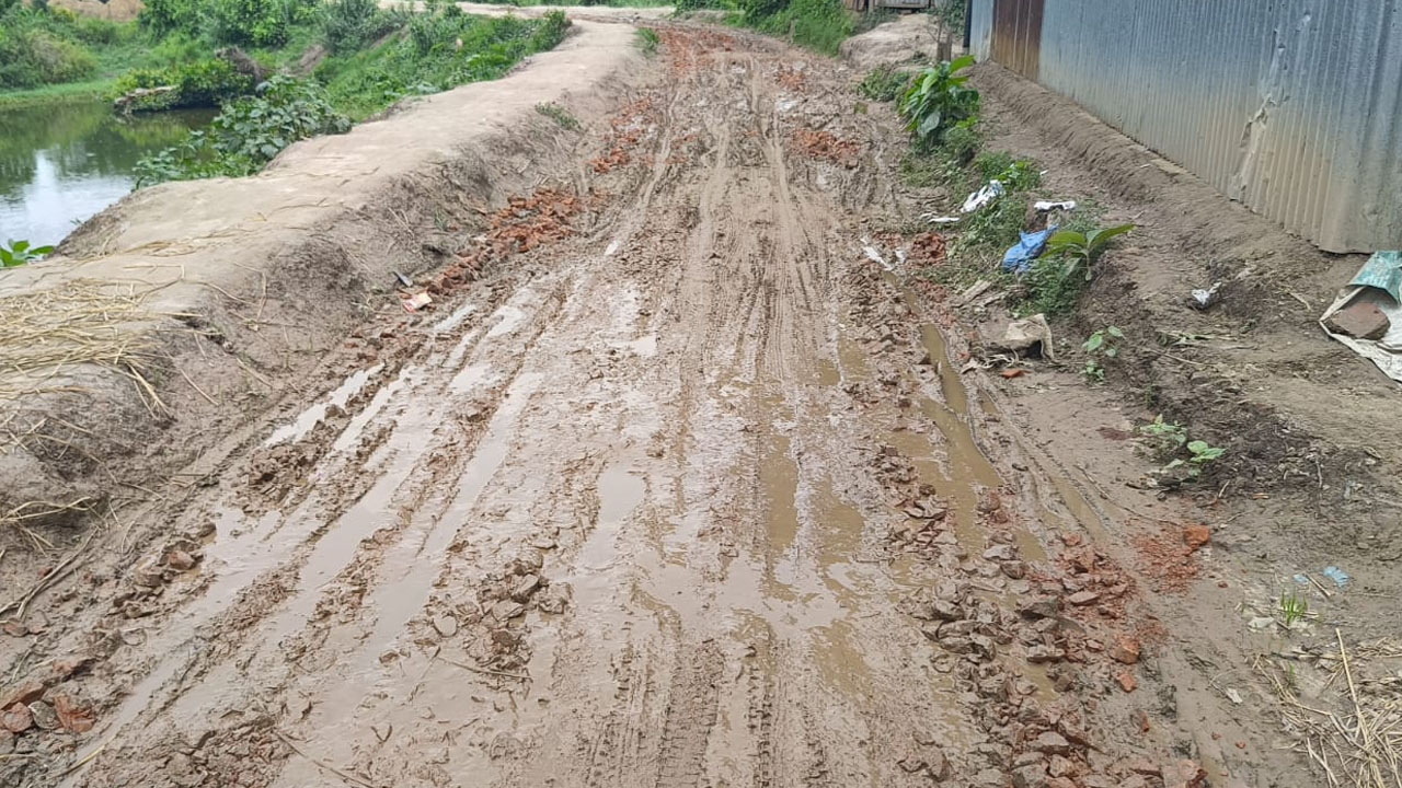 ঠিকাদারের অবহেলায় ১১ মাসেও শেষ হয়নি নির্মাণকাজ