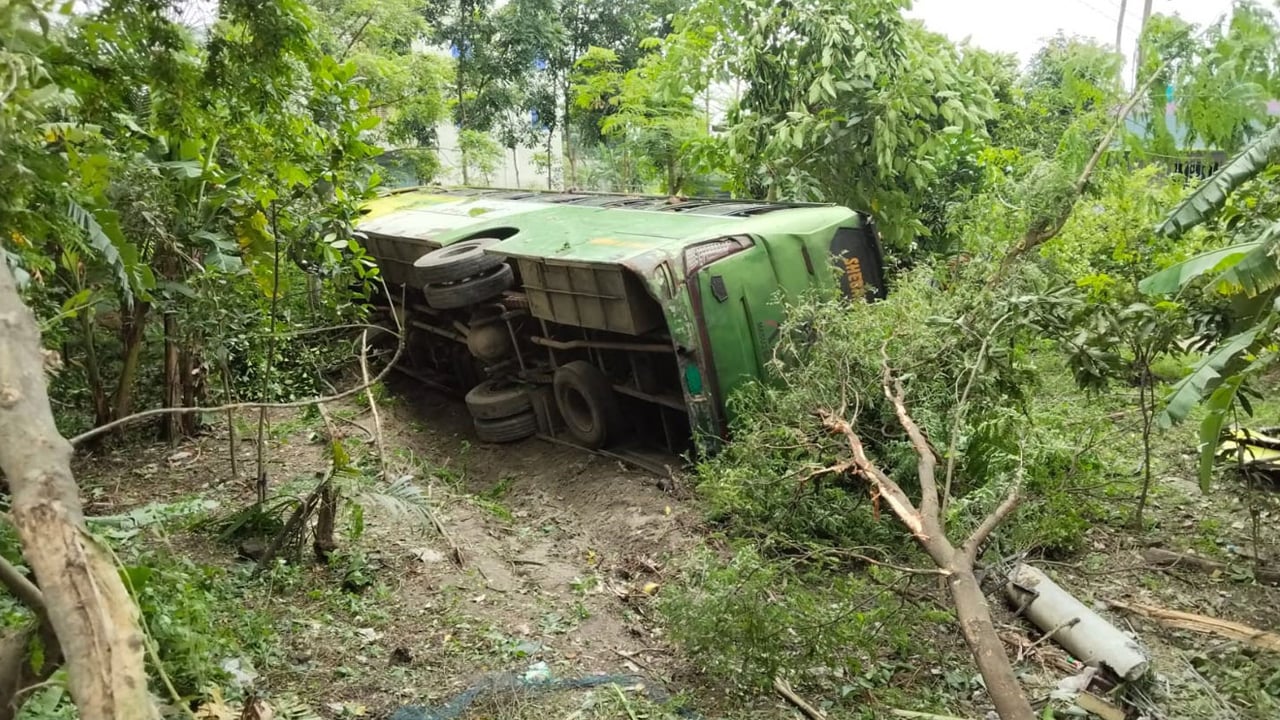 গোপালগঞ্জে যাত্রীবাহী বাস খাদে, আহত ২৫