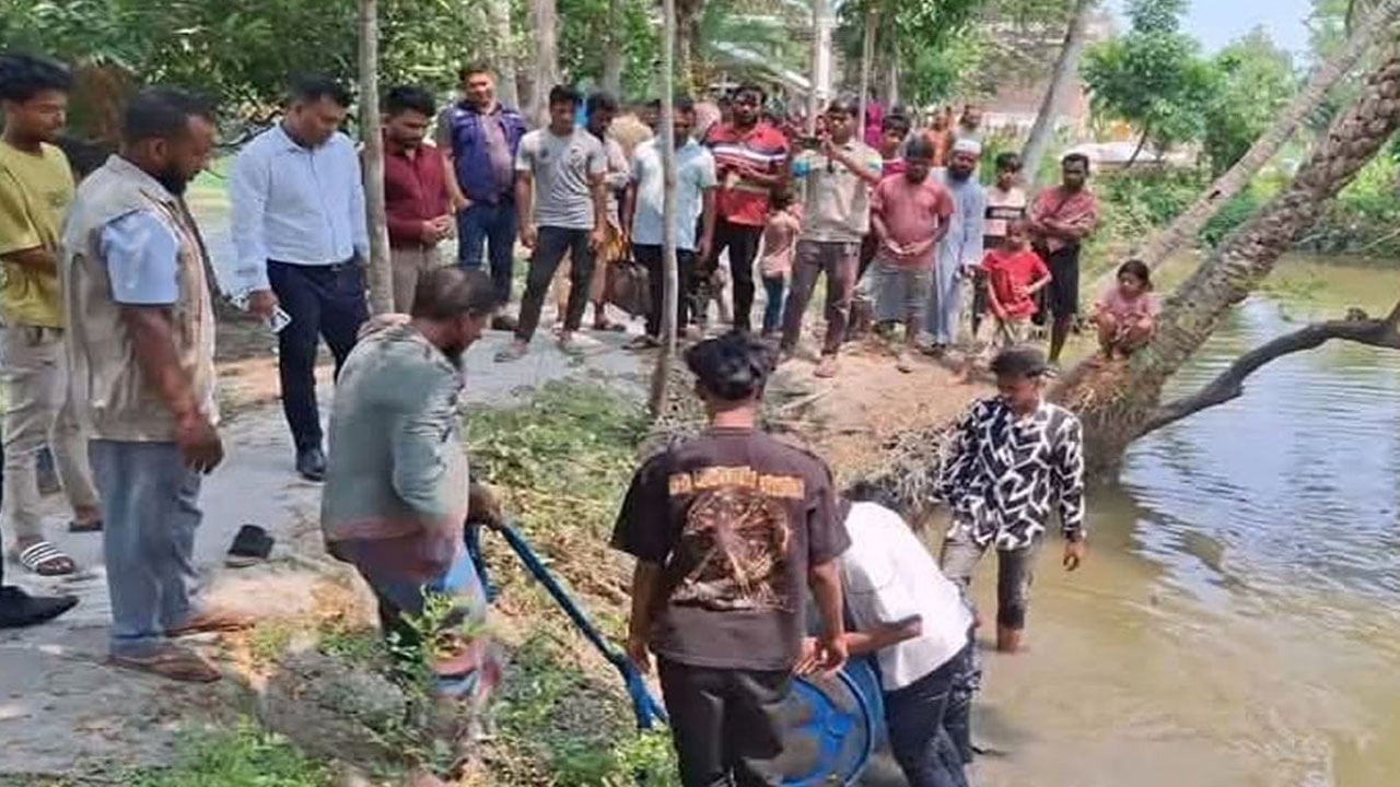 পুকুরে পানির নিচে মিললো ডিজেল