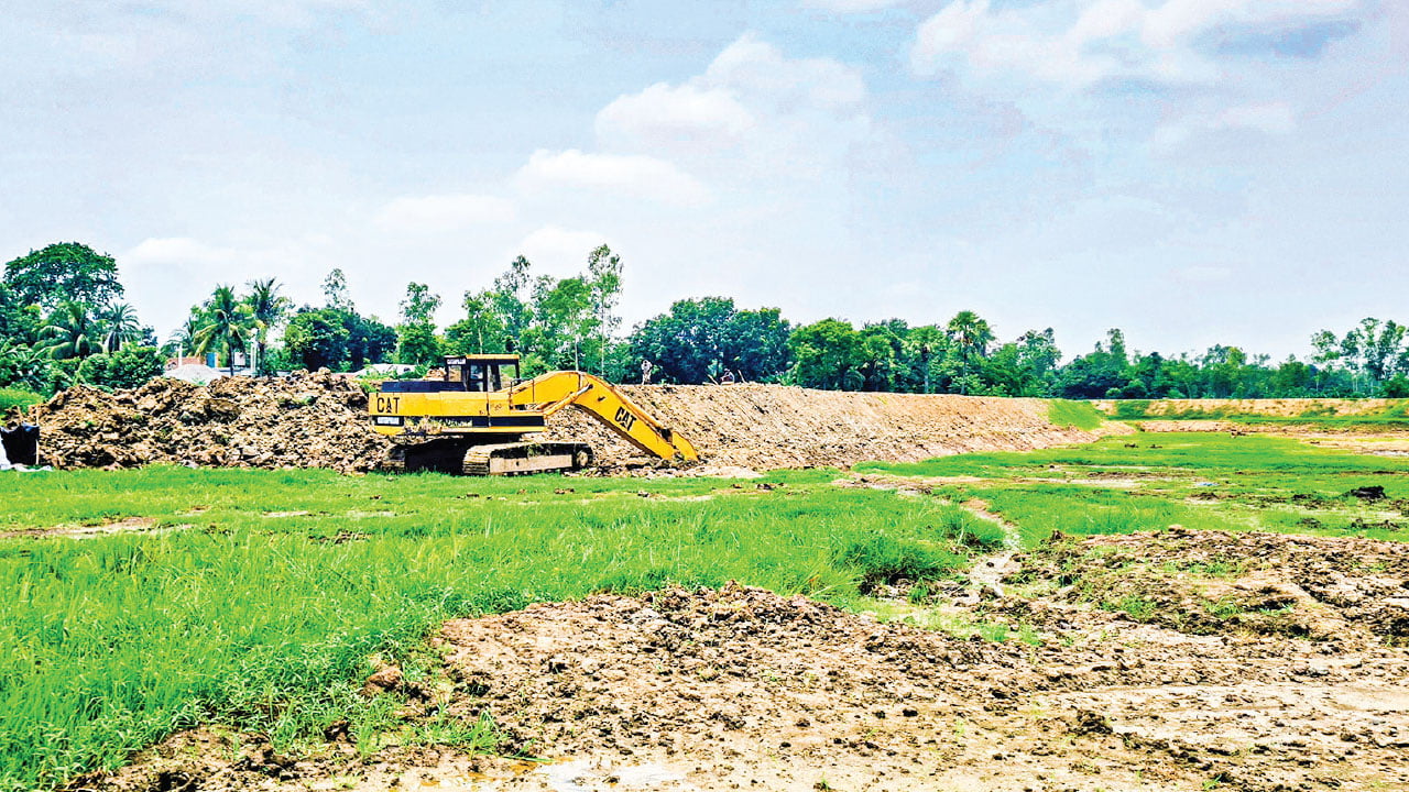 গুরুদাসপুরে পুকুর খনন ও ইটভাটার দৌরাত্ম্যে কমছে তিন ফসলি জমি
