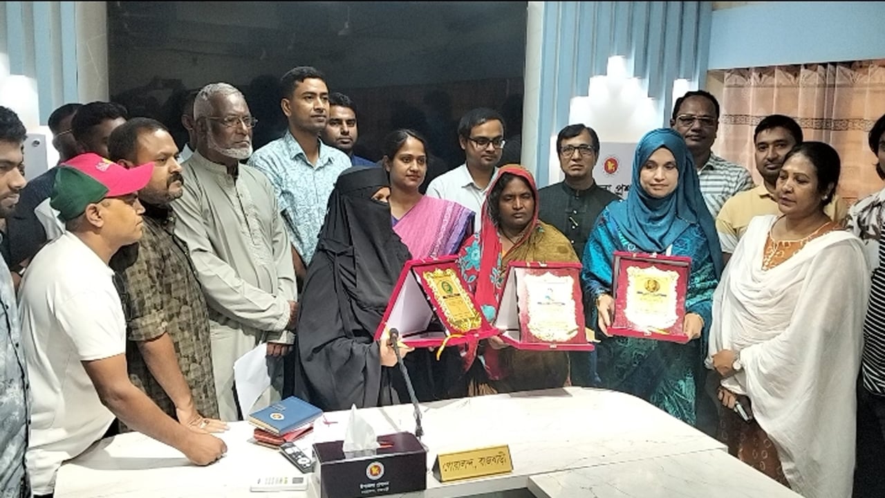 শ্রেষ্ঠ পুত্রবধূর সম্মাননা দিল স্বপ্ন কুঁড়ি