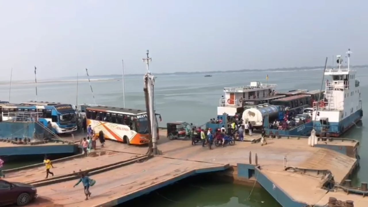 দৌলতদিয়া-পাটুরিয়ায় নৌযান চলাচল বন্ধ