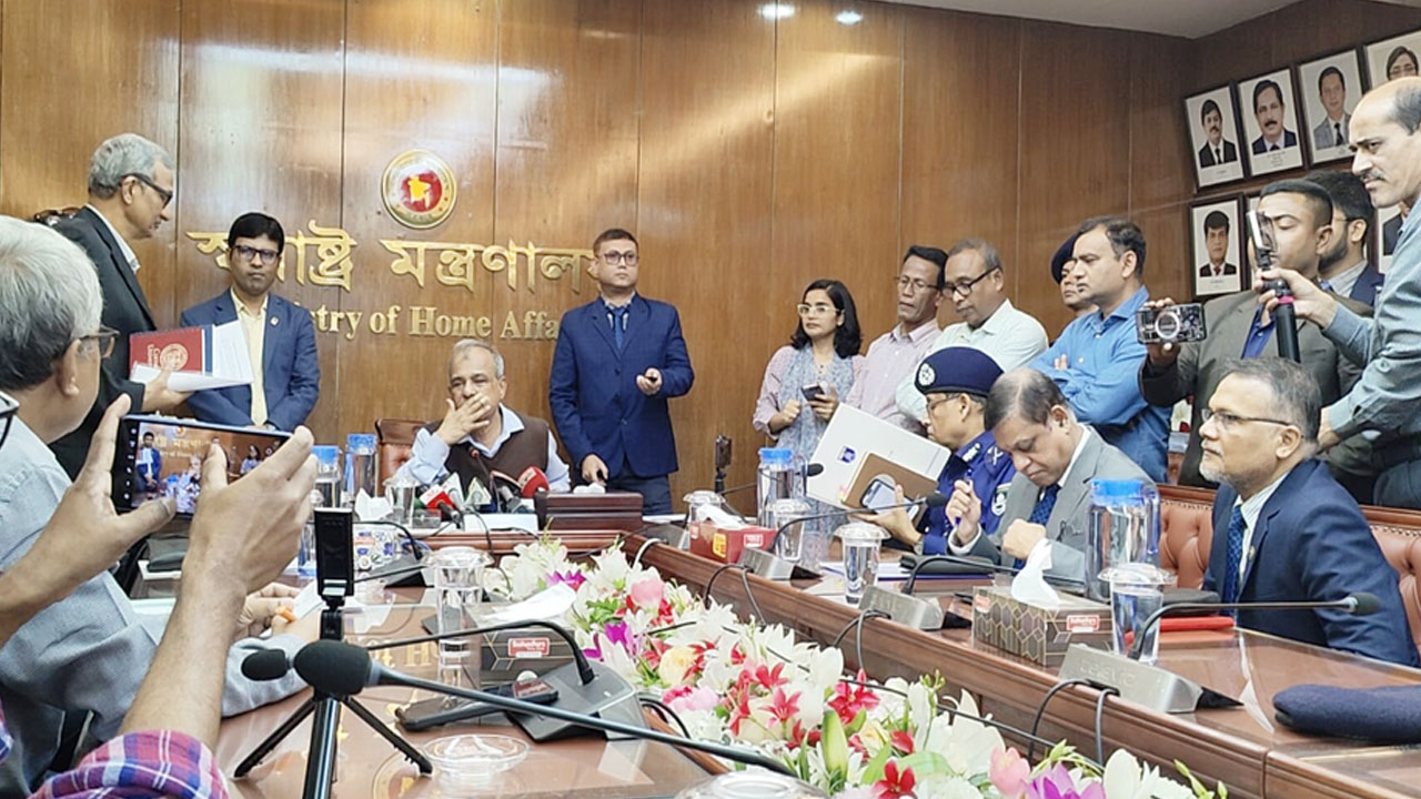 ১০ মিনিটে পাওয়া যাবে অন-অ্যারাইভাল ভিসা: স্বরাষ্ট্র উপদেষ্টা