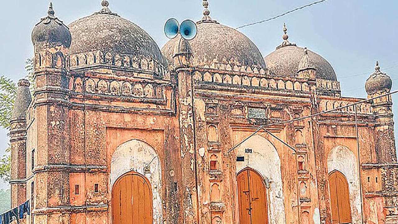 কালের সাক্ষী মনোহরগঞ্জের ৪০০ বছর আগের ‘গায়েবি মসজিদ’