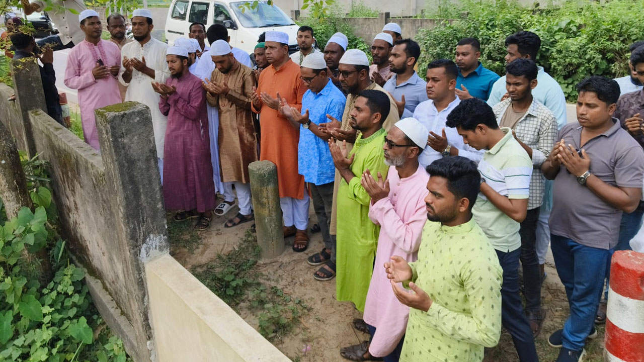 বিএনপির দুই নেতার কবর জিয়ারতে আইনজীবী আমিনুল ইসলাম