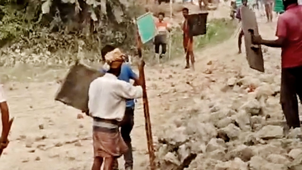 মাঠে গরু চরানো নিয়ে দুই পক্ষের সংঘর্ষে আহত ৩০