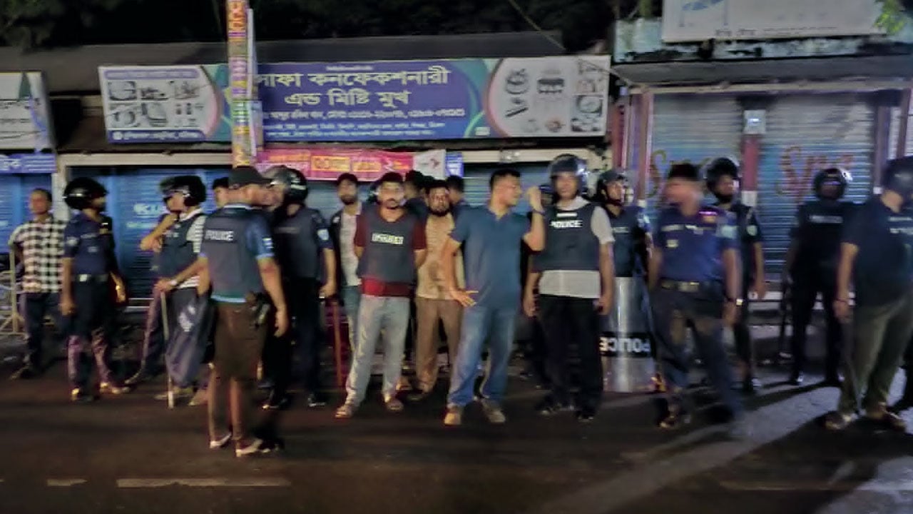 ফেসবুক পোস্টকে কেন্দ্র করে মাইকে ঘোষণা দিয়ে সংঘর্ষ, আহত ২০