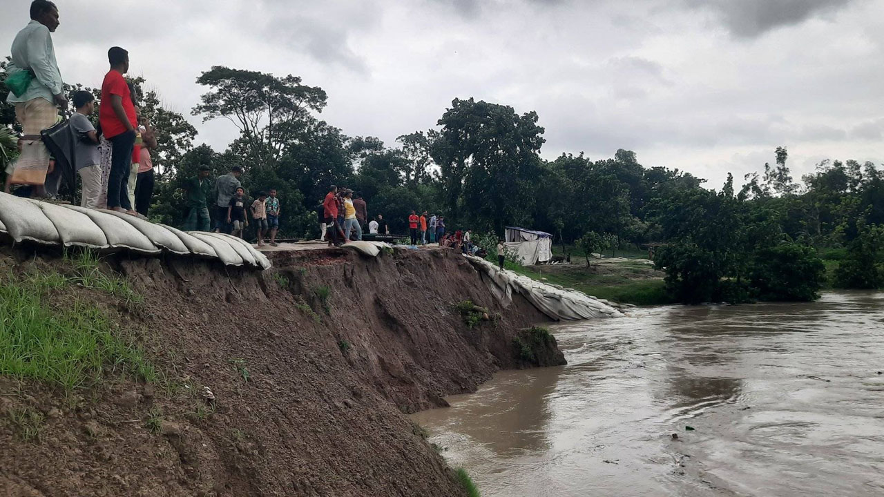 হবিগঞ্জে খোয়াই নদীর বাঁধে ধস