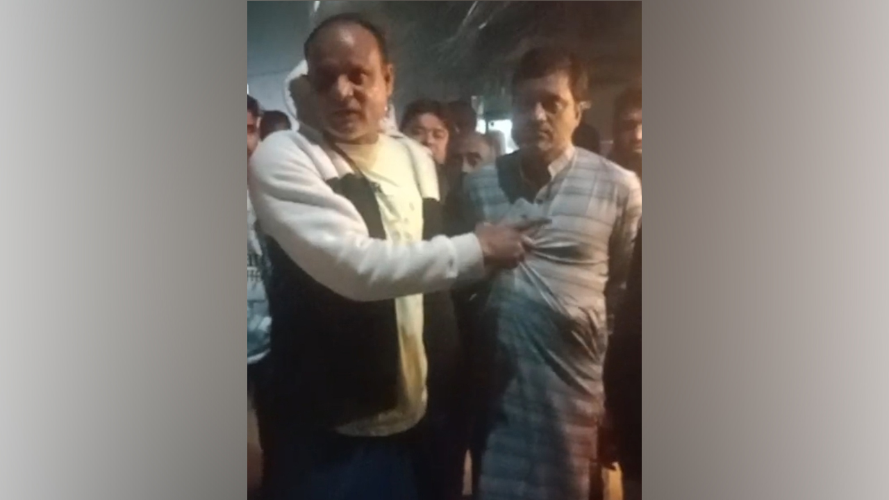 লিফলেট বিতরণকালে আ.লীগ নেতাকে পুলিশে সোপর্দ
