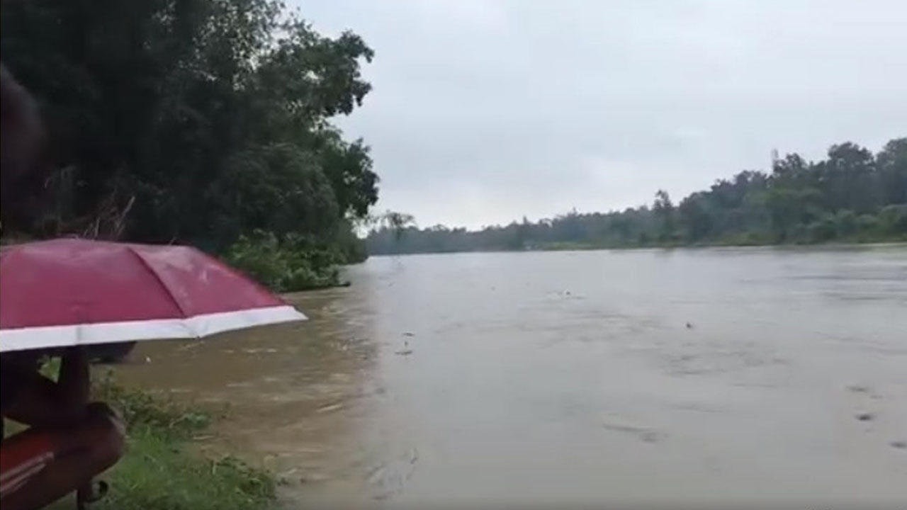 খোয়াই নদীর পানি বিপৎসীমার ওপরে