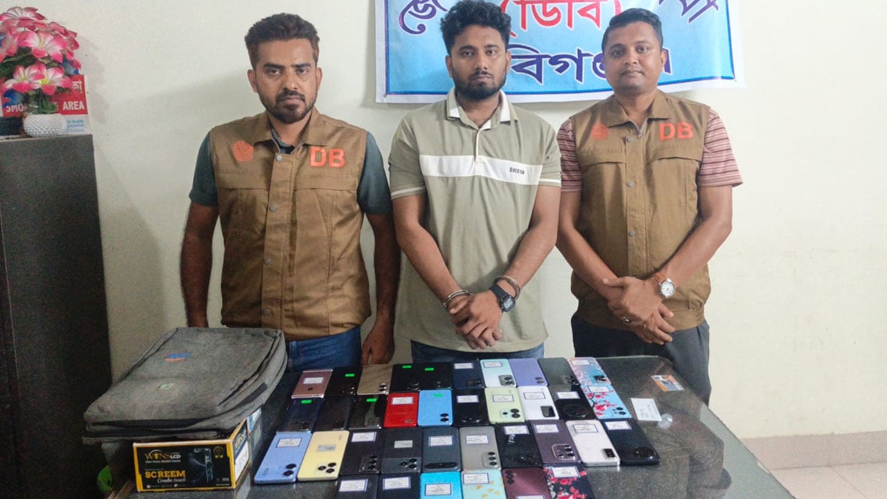 ডিবির বিশেষ অভিযানে ৩৬ ব্র্যান্ডের চোরাই মোবাইল উদ্ধার