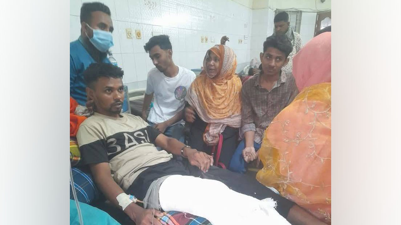 হামজা চৌধুরীর শোভাযাত্রায় ট্রাকের ধাক্কায় দ্বিখণ্ডিত যুবকের পা