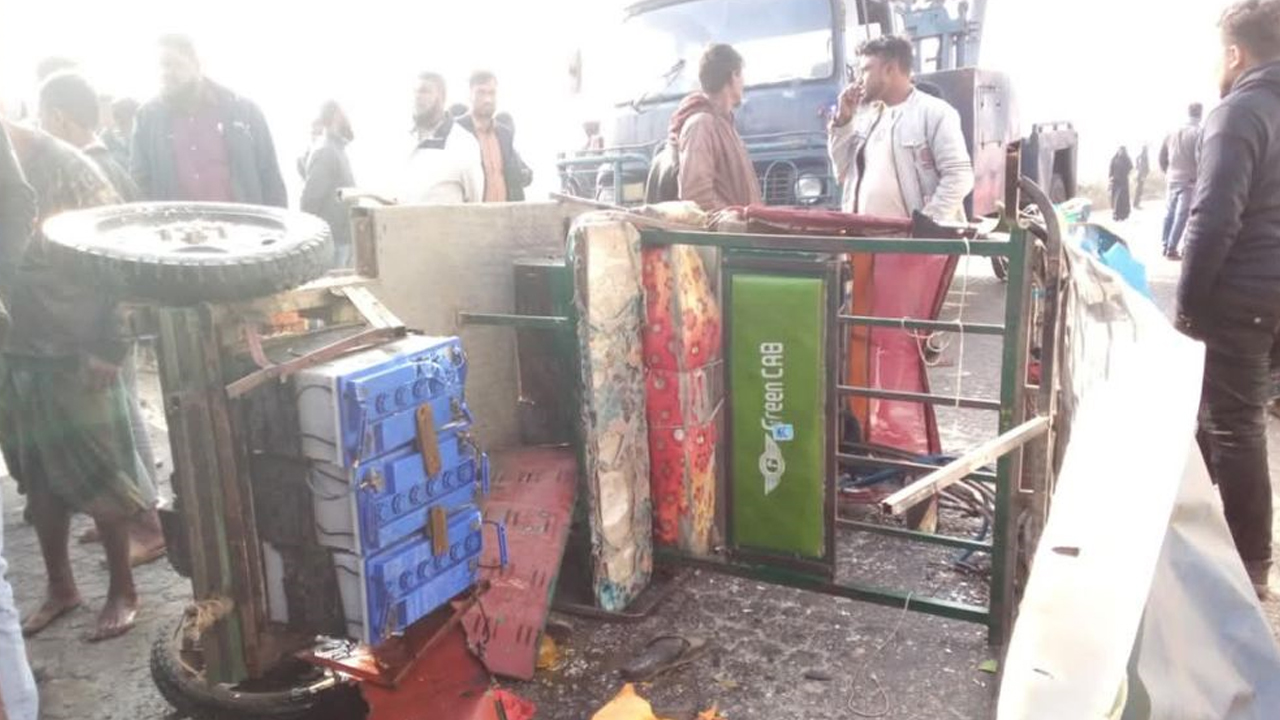 ট্রাকের ধাক্কায় ৩ নারী শ্রমিক নিহত