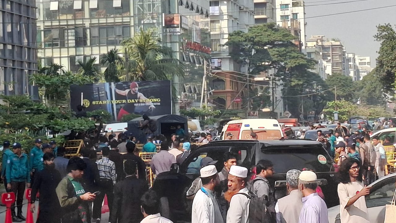 বিমানবন্দরের পথে হাদি