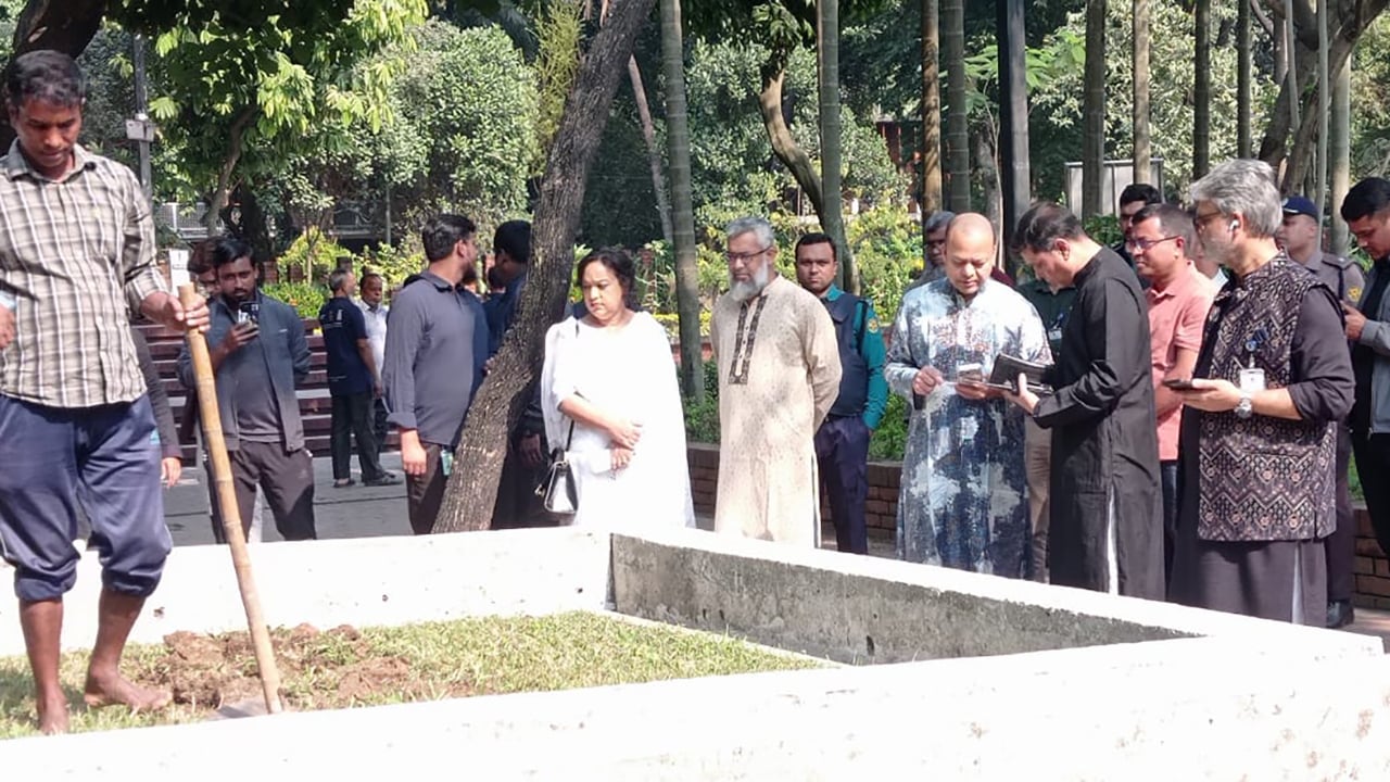 হাদির কবর খননের কাজ চলছে