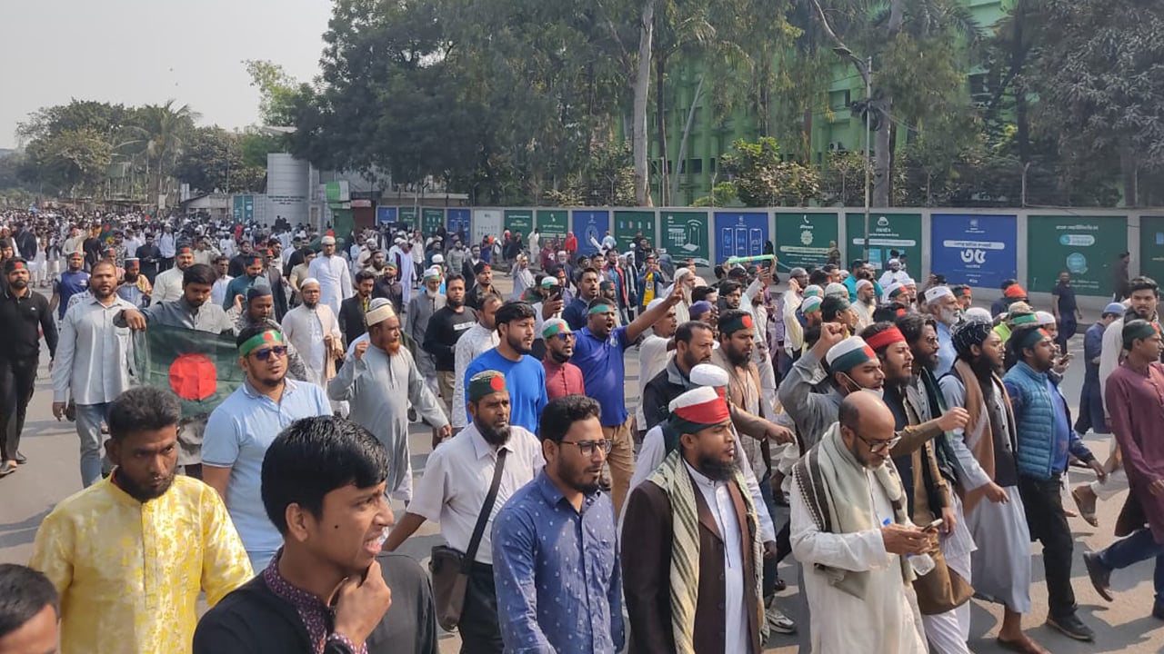 হাদি হাদি স্লোগানে মুখরিত মানিক মিয়া এভিনিউ