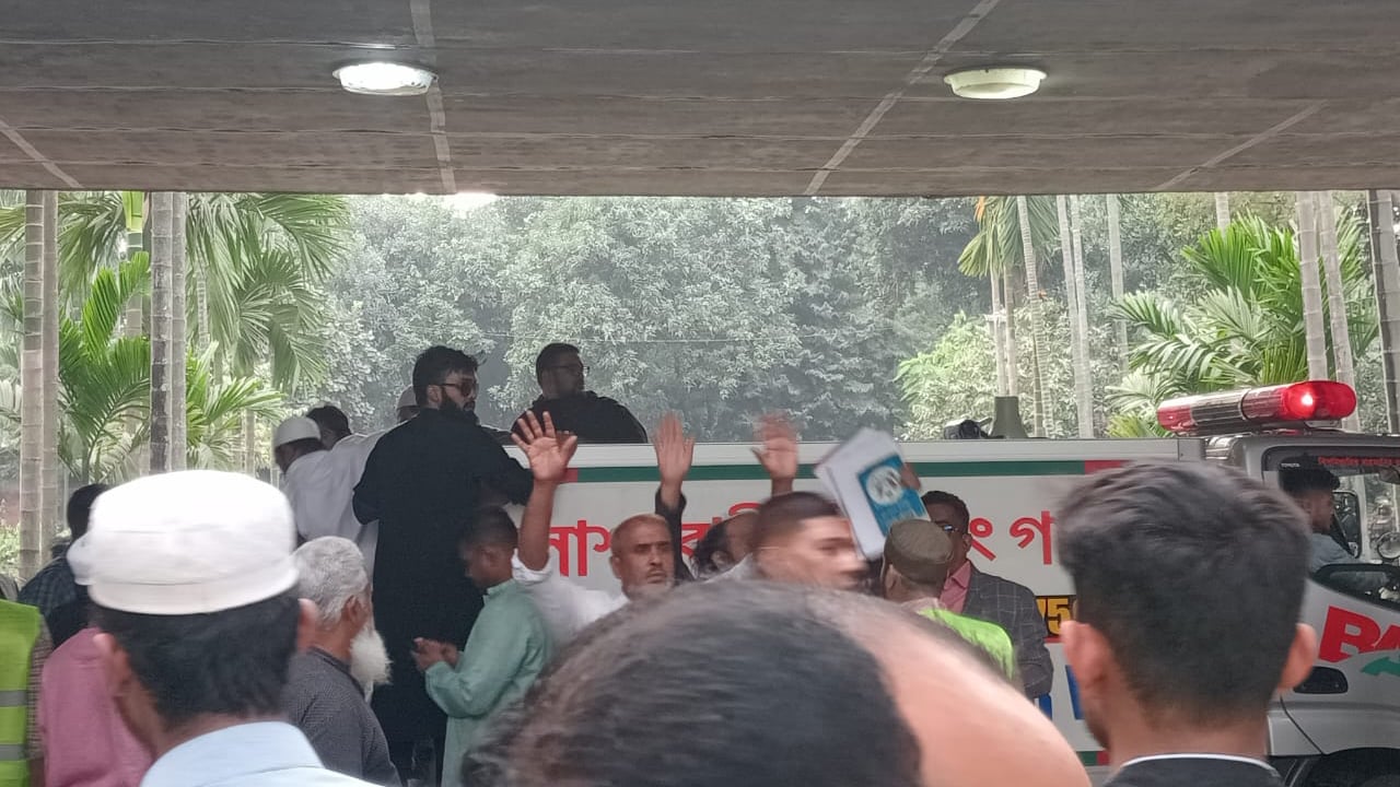 ঢাবির কেন্দ্রীয় মসজিদের পাশে শহীদ ওসমান হাদির লাশ