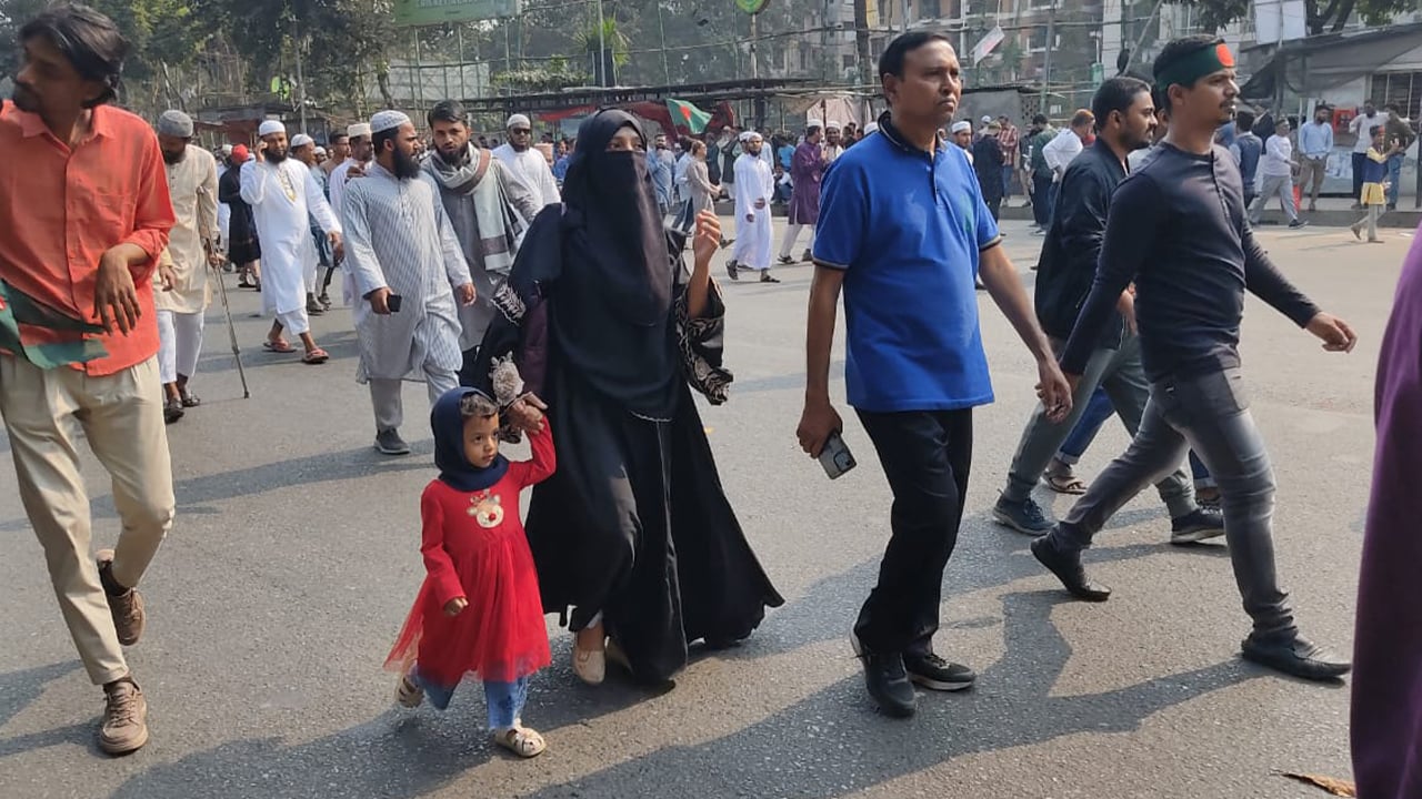 হাদিকে বিদায় জানাতে বাঁধভাঙা স্রোত, আছেন নারী-শিশুরাও