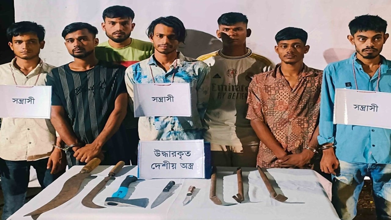 হাজীগঞ্জে দেশীয় অস্ত্রসহ ডাকাত দলের ৭ সদস্য আটক