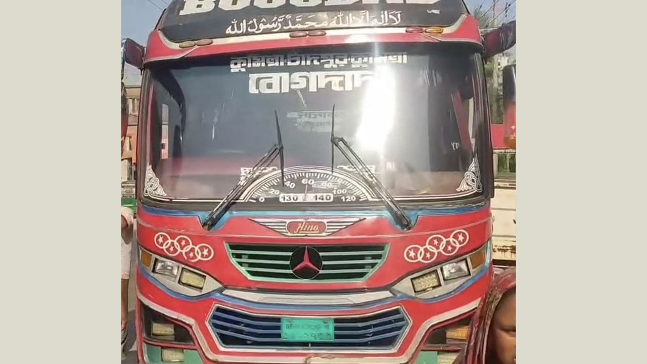দুই বাসের প্রতিযোগিতায় প্রাণ গেল দারোয়ানের