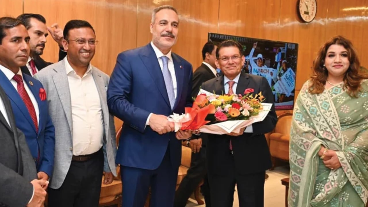 তুরস্কের পররাষ্ট্রমন্ত্রী হাকান ফিদানকে স্বাগত জানান বাংলাদেশের পররাষ্ট্র মন্ত্রনালয়ের নেতৃবৃন্দ।