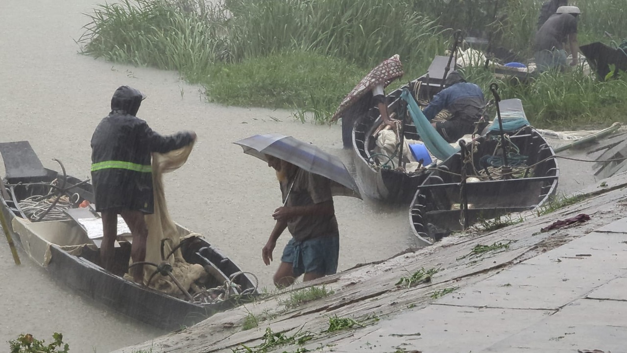 হালদা নদীতে ডিম ছেড়েছে মা-মাছ, ব্যস্ত আহরণকারীরা