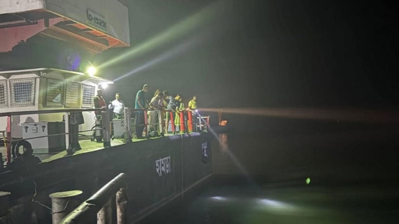 নিয়ন্ত্রণ হারিয়ে ২৪ হাজার লিটার তেলসহ পদ্মায় ডুবল লরি